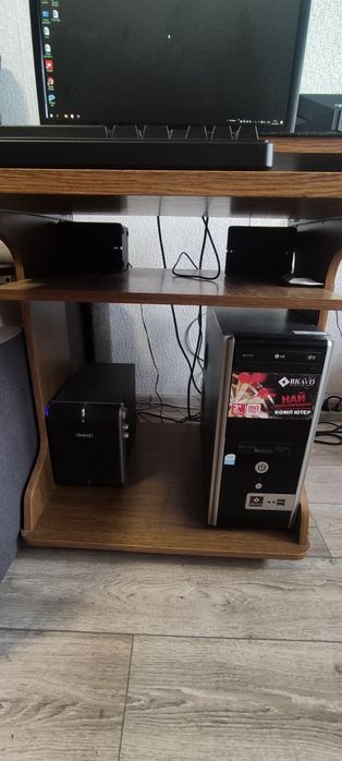 Комп’ютерний стіл + механічне крісло з регулюванням висоти та нахилом