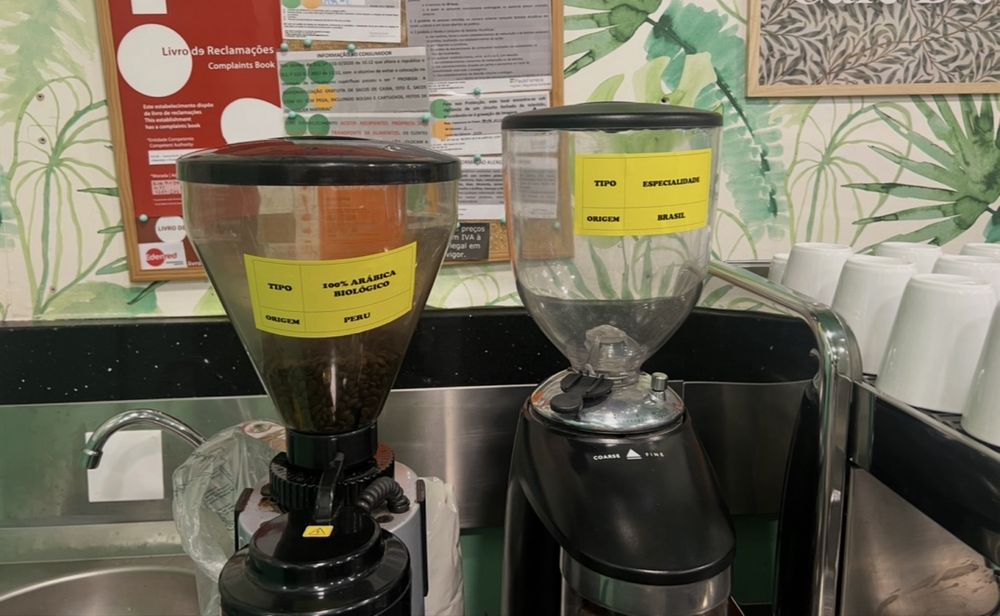 Pack Profissional: Máquina de Café La Cimbali M22 + 2 Moinhos (Imperdível)