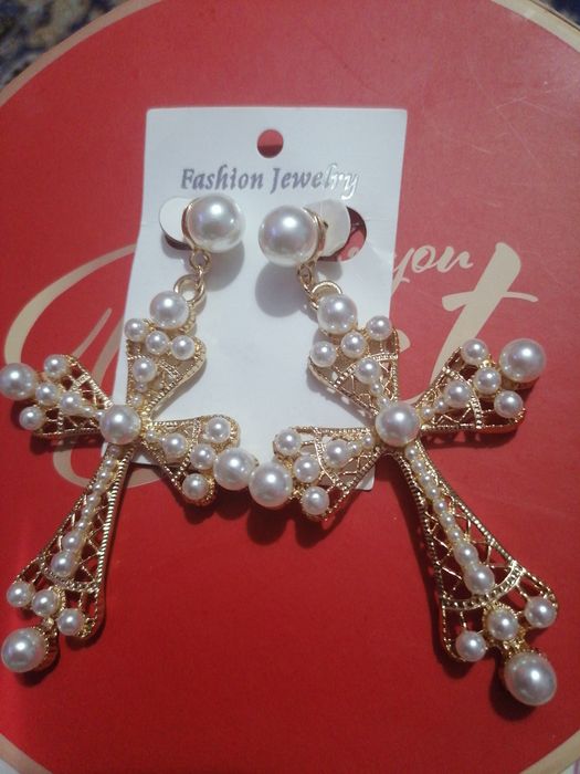 Kolczyki  krzyże duże z imitacją pereł.