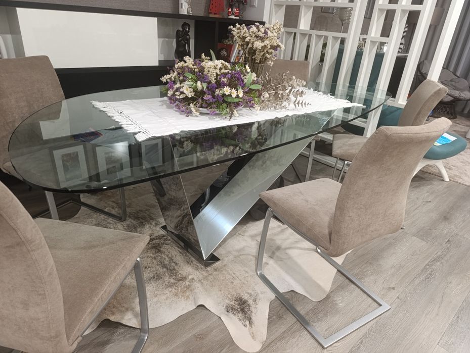 Mesa de jantar: 2.40*1.15
Pé em inox e pedra, superfície em vidro

6 cadeiras inox forro bege claro