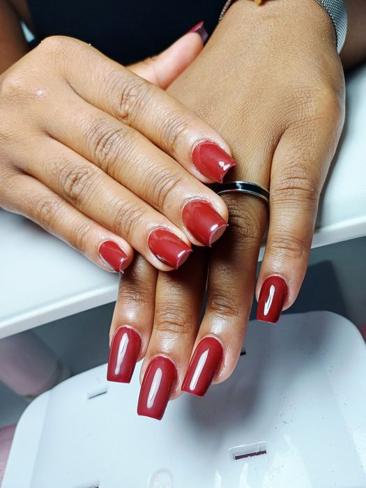 Brasileira fasendo suas unhas