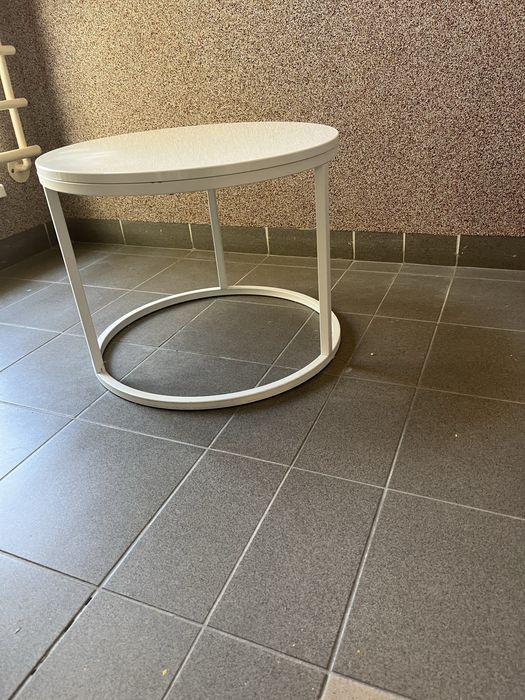 Półki na książki,stolik kawowy widoczna na zdjeciach