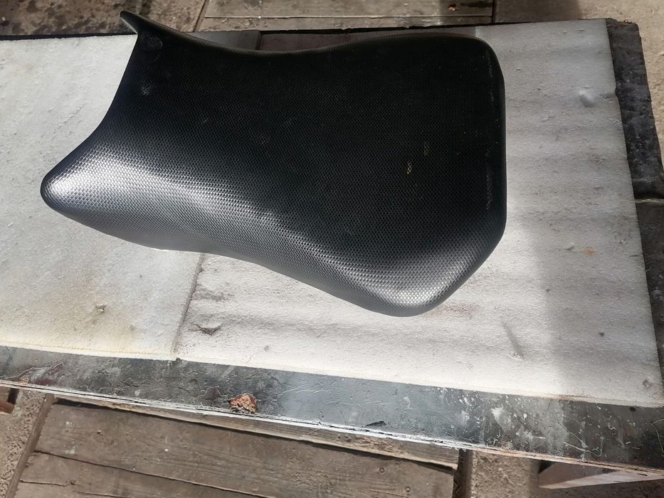 Suzuki SV сидіння водія.