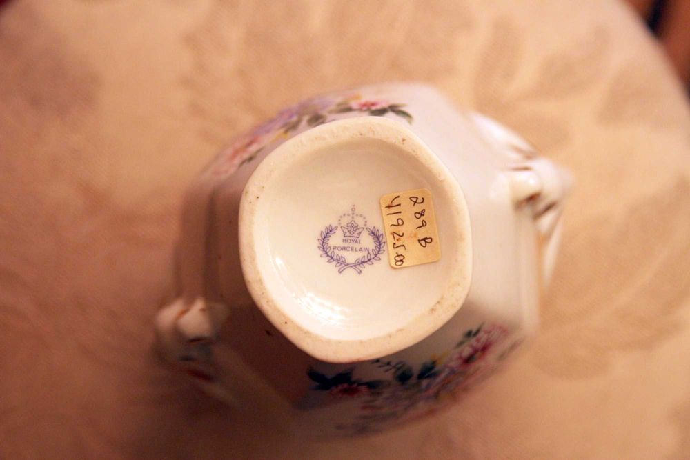 Peça vintage da Royal Porcelain