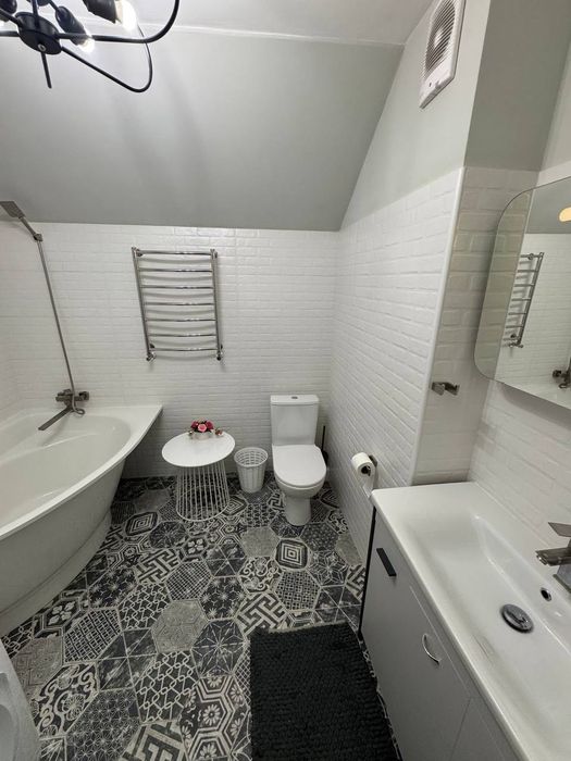 Продаж двоповерхового будинка з ремонтом та меблями