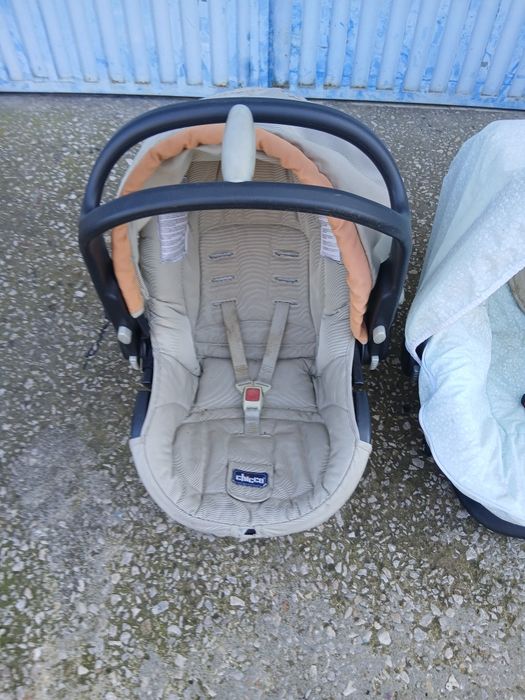 Cadeira  para colocar no Automóvel  ou também  no chão  para crianças