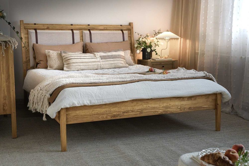 Nowoczesne łóżko drewniane 160x200 z tapicerowanymi poduszkami