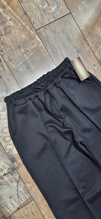 Czarne klasyczne włoskie spodnie szerokie nogawki masełko uni