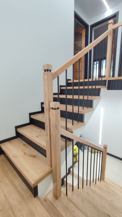 Schody dębowe, lakierowane, dopasowane do potrzeb, na beton, dywanowe.