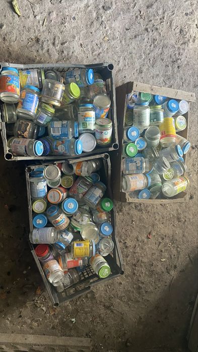 Скляні баночки з затрутками від дитячого харчування