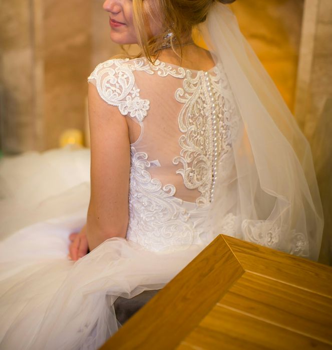 Сукня білого кольору