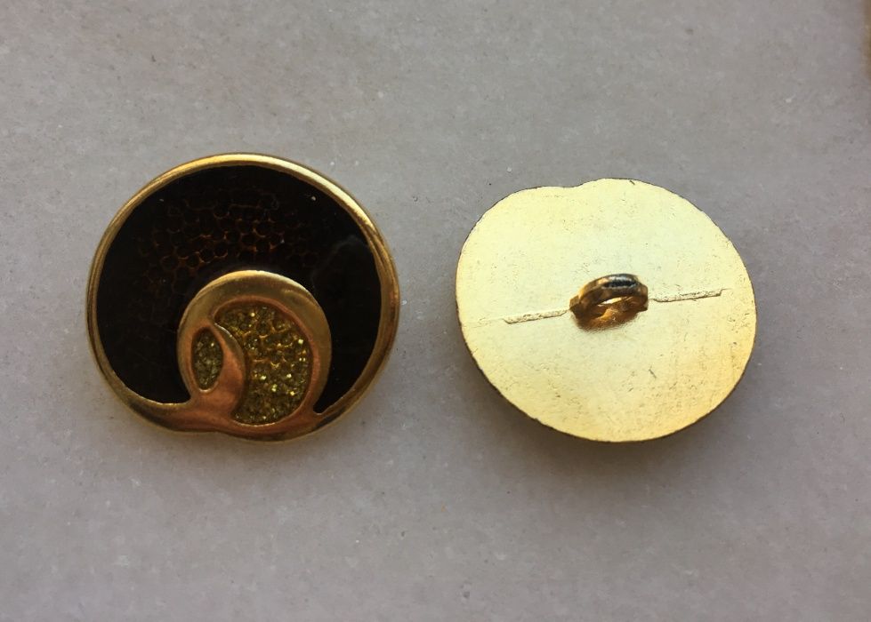 Botões dourados e castanhos