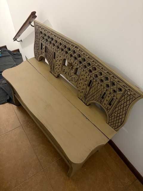 Banco feito com " JUGO DE BOIS "