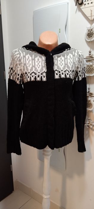 Sweter damski z kapturem