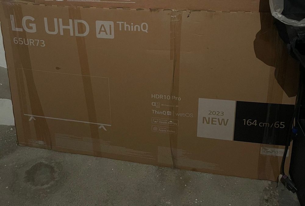 LG UHD AI Things 65 polegadas ecrã partido com comando