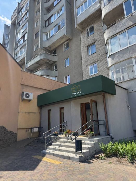 Фасадне комерційне приміщення біля РАЦС