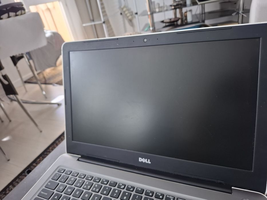 Biała obudowa laptopa DELL Inspiron z monitorem i klawiaturą zadbana