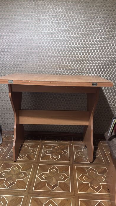 Кухонний стіл і стільці