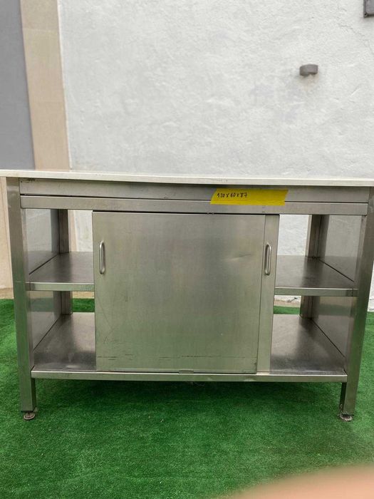 Bancada neutra em inox com tampo em corian, portas e prateleira