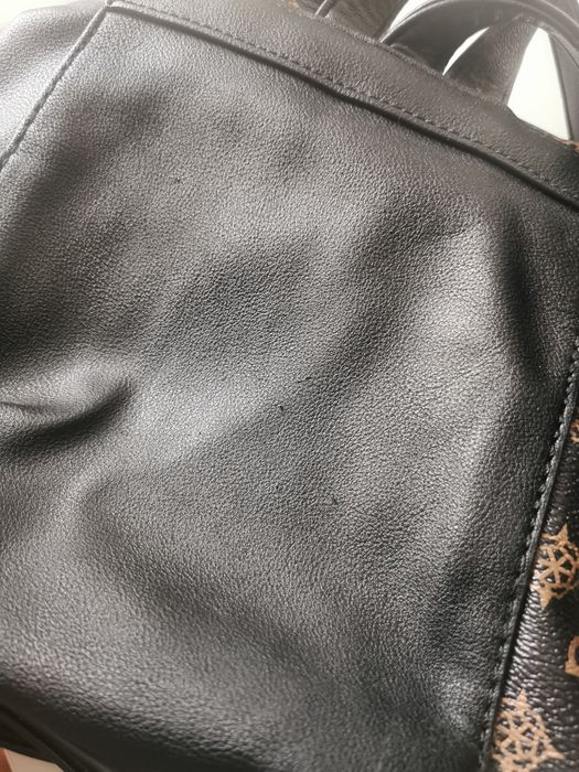 Guess Oryginalny plecak Karola z pomponem Unikat