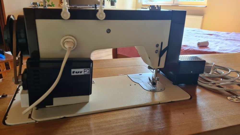 Maszyna do szycia Textima z szafką.