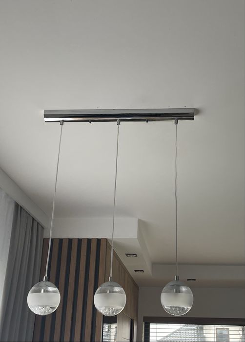 Lampa wiszaca nad stol