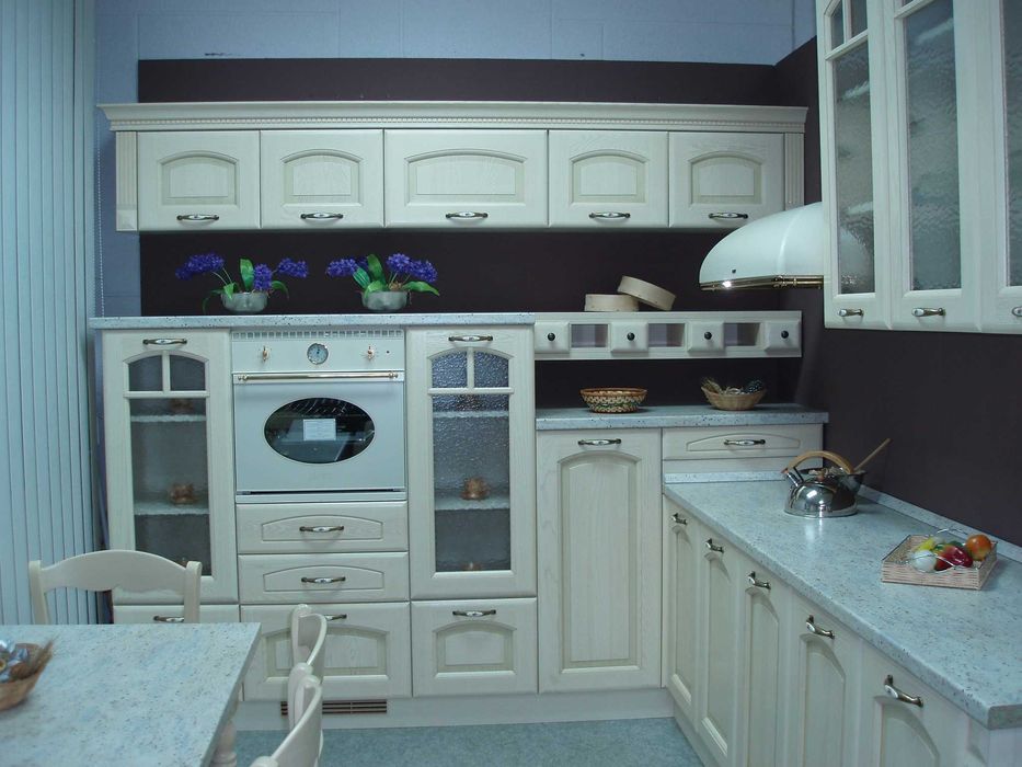 Мебель для столовой, кухни (стол, 4 стула). Производство Италия.