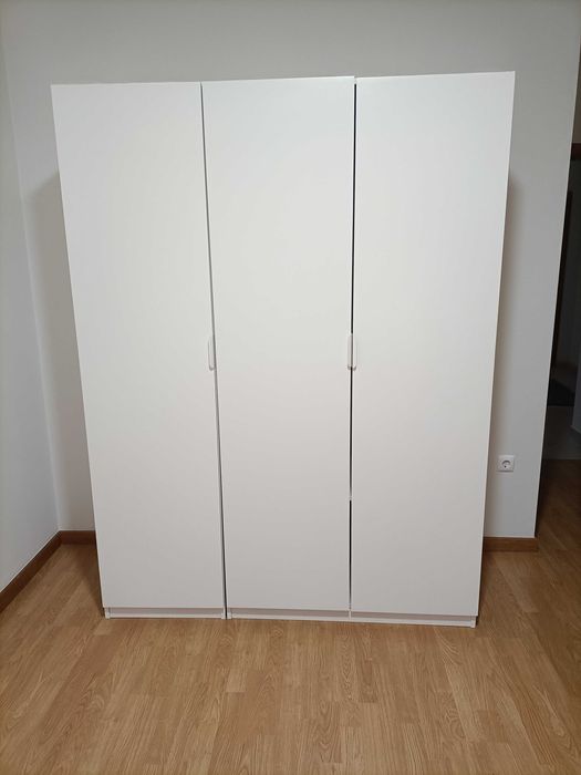 Roupeiro semi-novo 3 portas com boa arrumação