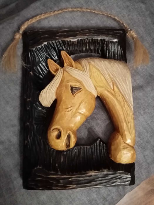 płaskorzeźba w drewnie koń