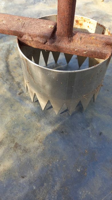 Furador manual para plásticos de solo (plantação agrícola)