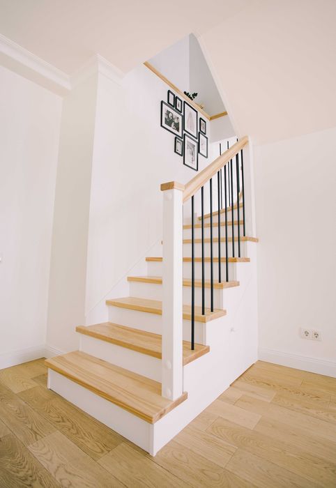 Дерев'яні сходи на другий поверх від ВИРОБНИКА з гарантією до 3 років