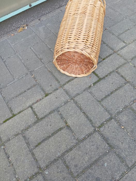 Kosz z wikliny na parasole
