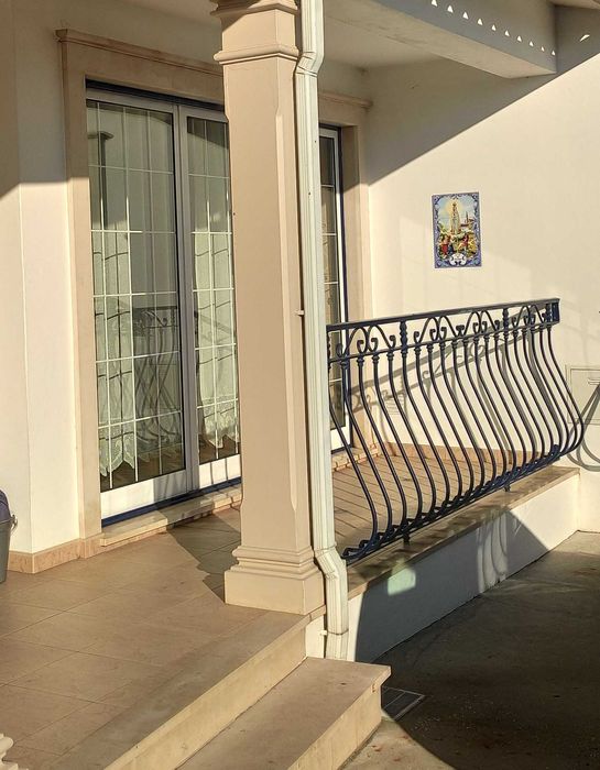 Grade de ferro com barriga