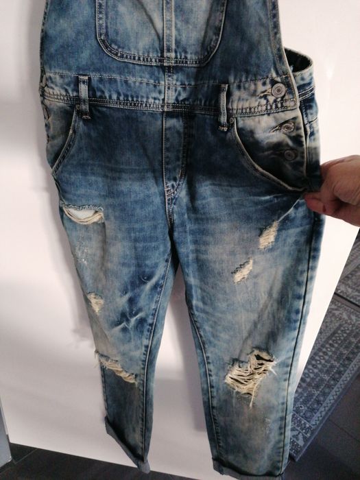 Jeansy ogrodniczki z dziurami L