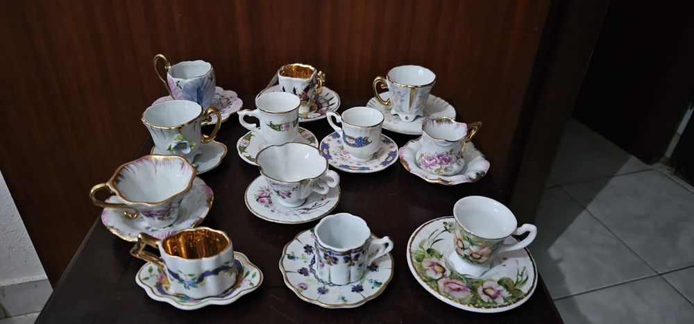 Conjunto de Chávenas de Porcelana, incluindo várias Limoges