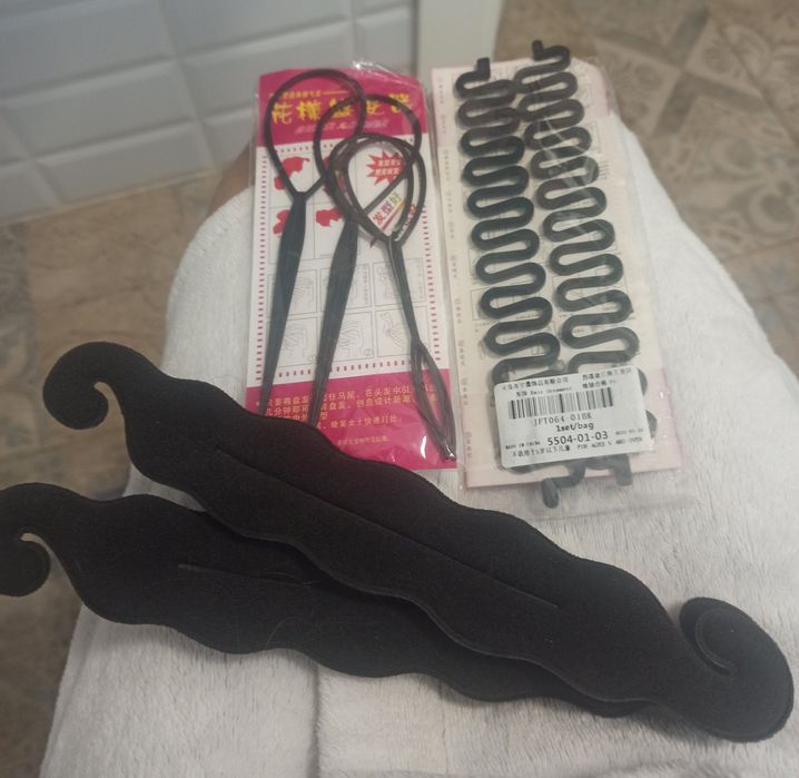 Набор аксессуаров для укладки волос в пучок и плетения кос и колоска.