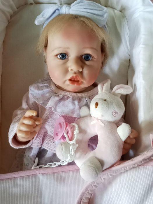 Boneca bebe reborn com alcofa