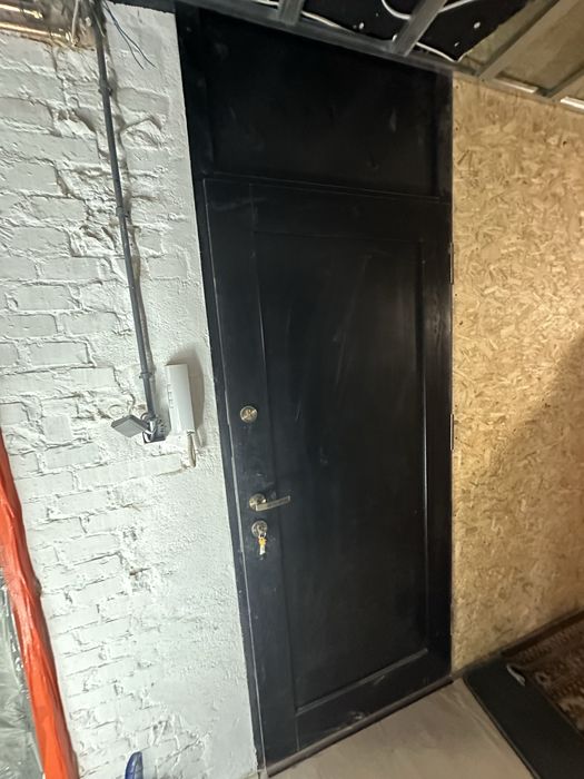 Drzwi wejściowe po demontażu z ościeżnicą