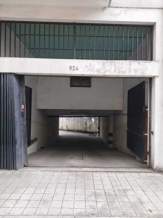 Garagem c/arrumos em rua António Bessa Leite, 924