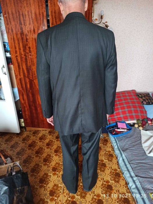 продам мужские костюмы