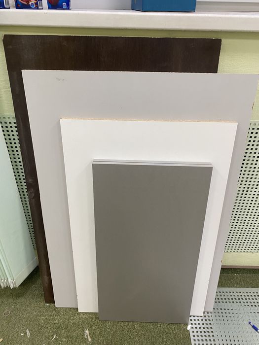 Куски дсп, двп разного размера, жалюзи вертикальные, стеллаж