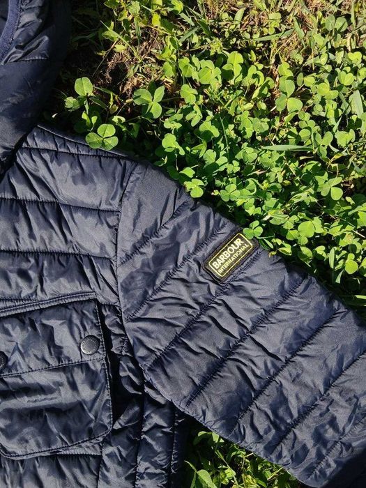 стильна демісезонна куртка Barbour International у темно-синьому кольорі.