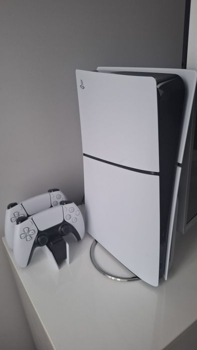 PlayStation 5 Slim 1TB z Napędem + 2 Pady + Ładowarka + Stojak