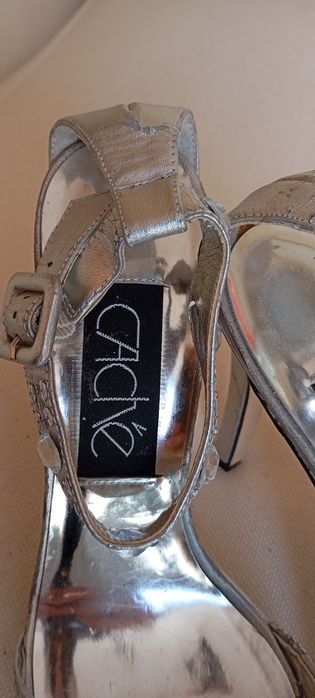 Sapatos salto alto prateados