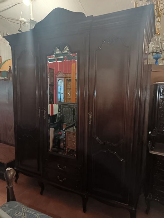 Roupeiro guarda fatos