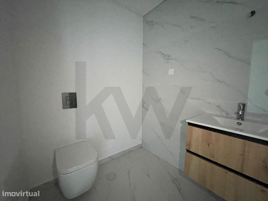 Apartamento T3 Caniço c/ jardim privativo e logradouro c/ vista mar