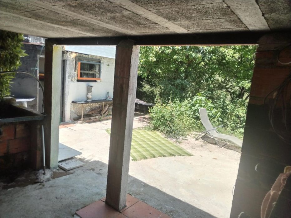 Casa no campo zona do interior junto ao parque e a beira de um riacho