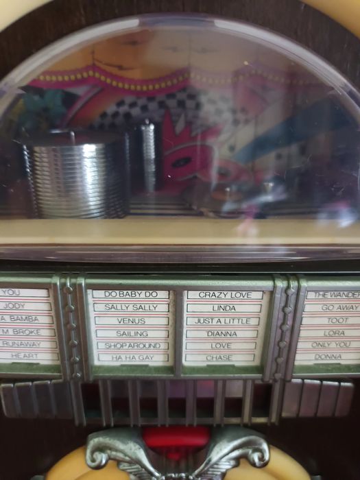 Rádio, tipo jukebox, a funcionar impecável, e boa aparência,