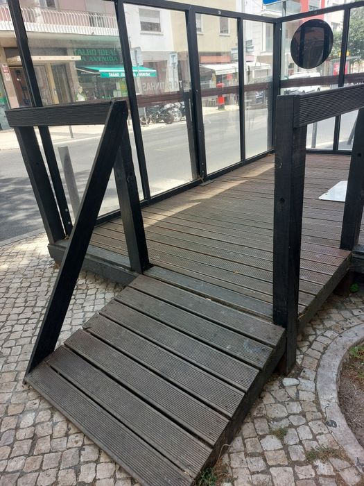 Elegante esplanada em madeira marítima,  robusta e resistente