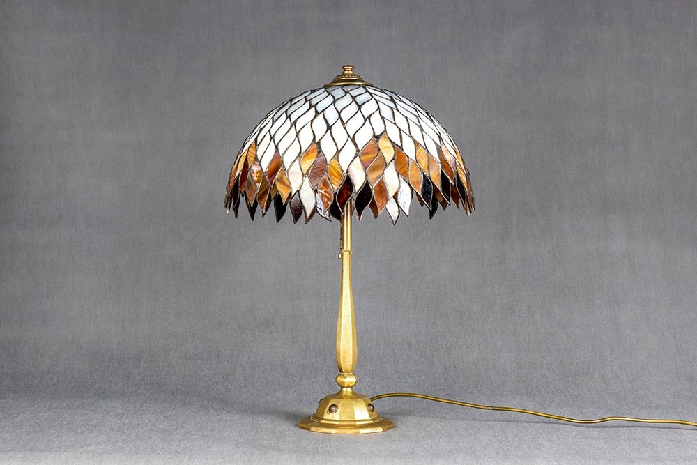 Stara mosiężna lampa gabinetowa z kloszem witrażowym w stylu Tiffany